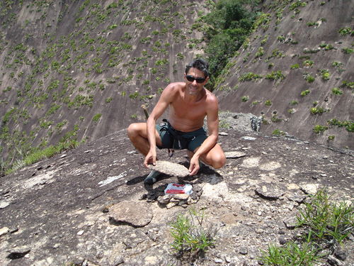 André no cume da Pedra da Banana (foto: Yuri Berezovoy/ Arquivo Pessoal)