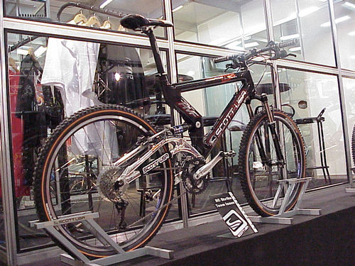 Bike tem material usado em míssel na suspensão. (foto: Samir Souza / Webventure)