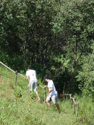 João e Marcel retornando das cachoeiras ainda com energias (foto: Arquivo Pessoal/ Mauricio Marengoni)