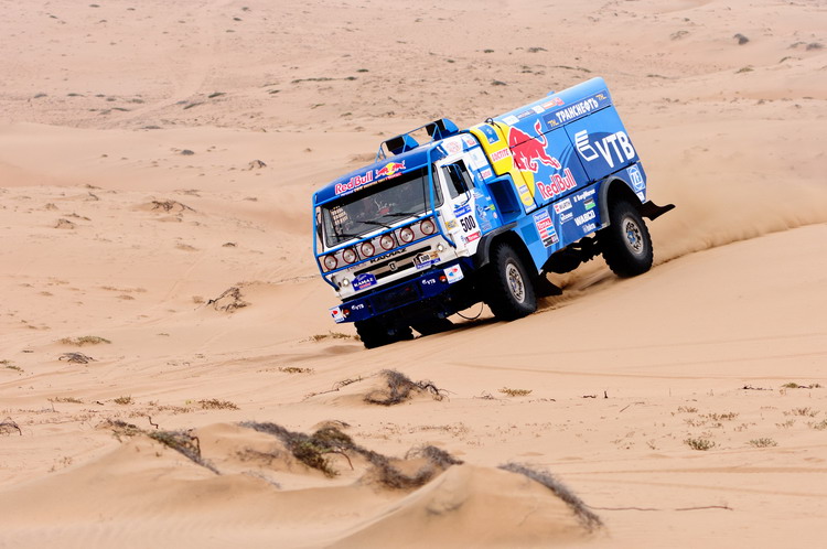 Caminhões azuis da Kamaz dominam o Dakar (foto: Marcelo Maragni)