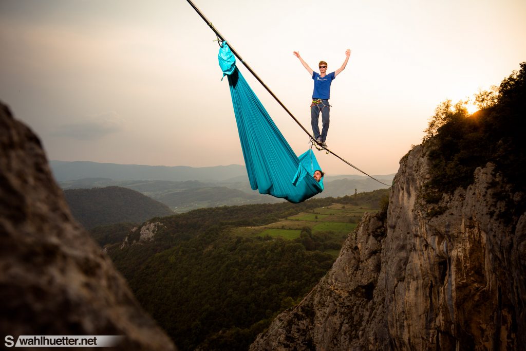 Já pensou em tirar um cochilo em uma rede a mais de 200 m de altura? - Foto: Sebastian Wahlhütter
