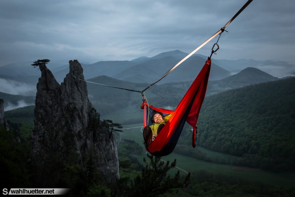 Já pensou em tirar um cochilo em uma rede a mais de 200 m de altura? - Foto: Sebastian Wahlhütter