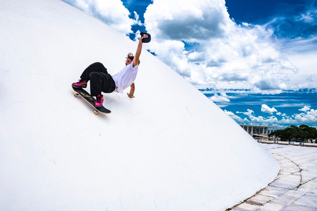 Em SP, brasileiros transformam obras de Niemeyer em pista de skate