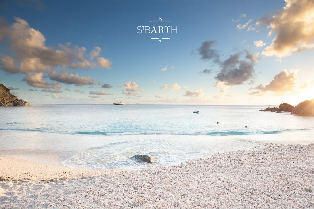 Shell Beach Talvez uma das praias mais famosas de Saint Barth por causa da sua proximidade com a capital Gustávia, são apenas 5 minutos caminhando. Mas, não é apenas a proximidade da cidade que a faz especial. Ao chegar na praia pode parecer apenas uma extensão de conchas idênticas, mas ocasionalmente pode-se encontrar de surpresa conchas raras, instigando o visitante a uma caçada por mais! Essa é uma praia única, perfeita para àqueles que estão cansados de "praia de areia branca". 